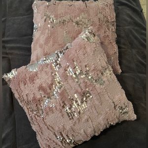 Set of 2 brand new threshold pillows.